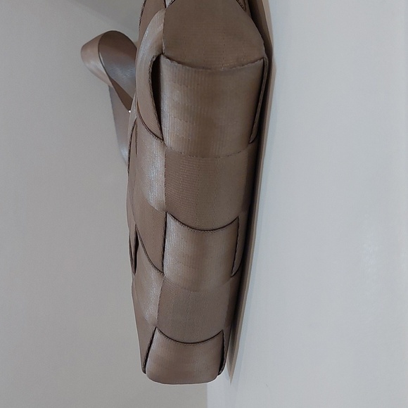 Harveys Champagne Woven Crossbody Seatbeltbag - Picture 5 of 14